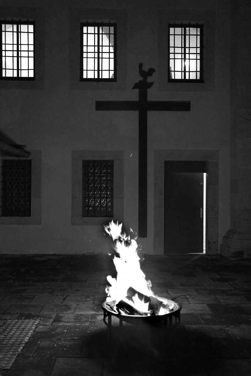 hahn kreuz und osterfeuer sw by peter weidemann pfarrbriefservice